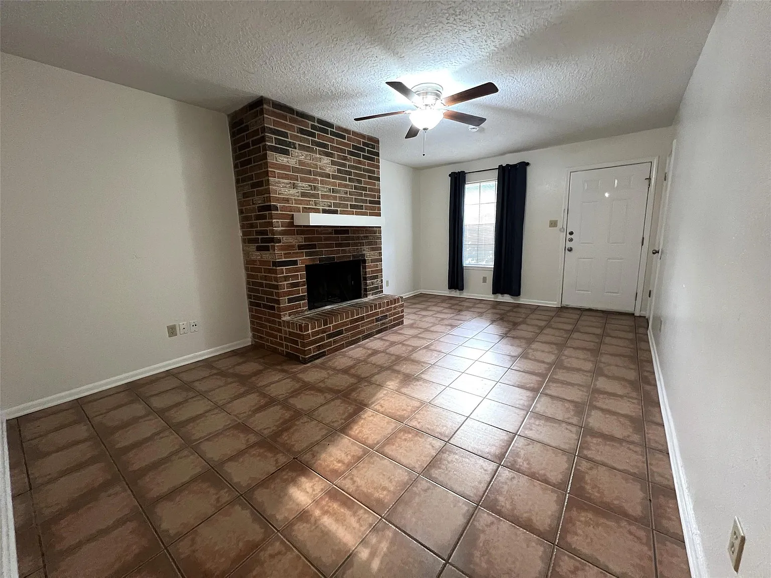 3 bed, 2.0 bath, 1055 sqft, $1,250 — Photo 3