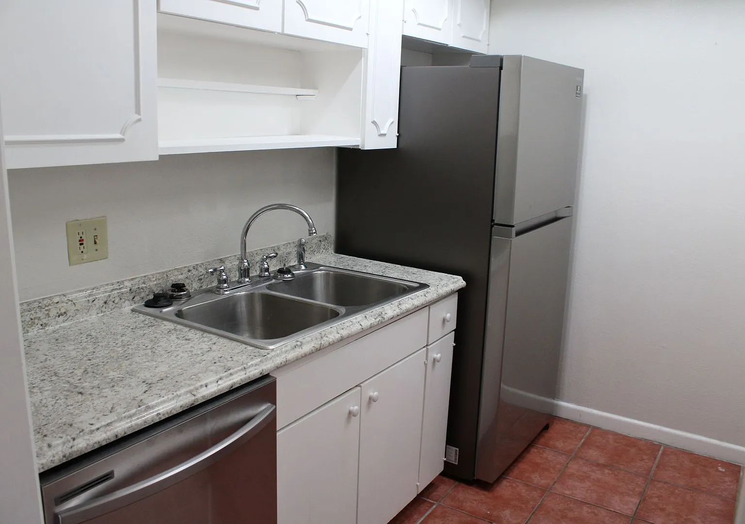 Renovated 2-Bedroom Condo At The Georgian — Photo 3