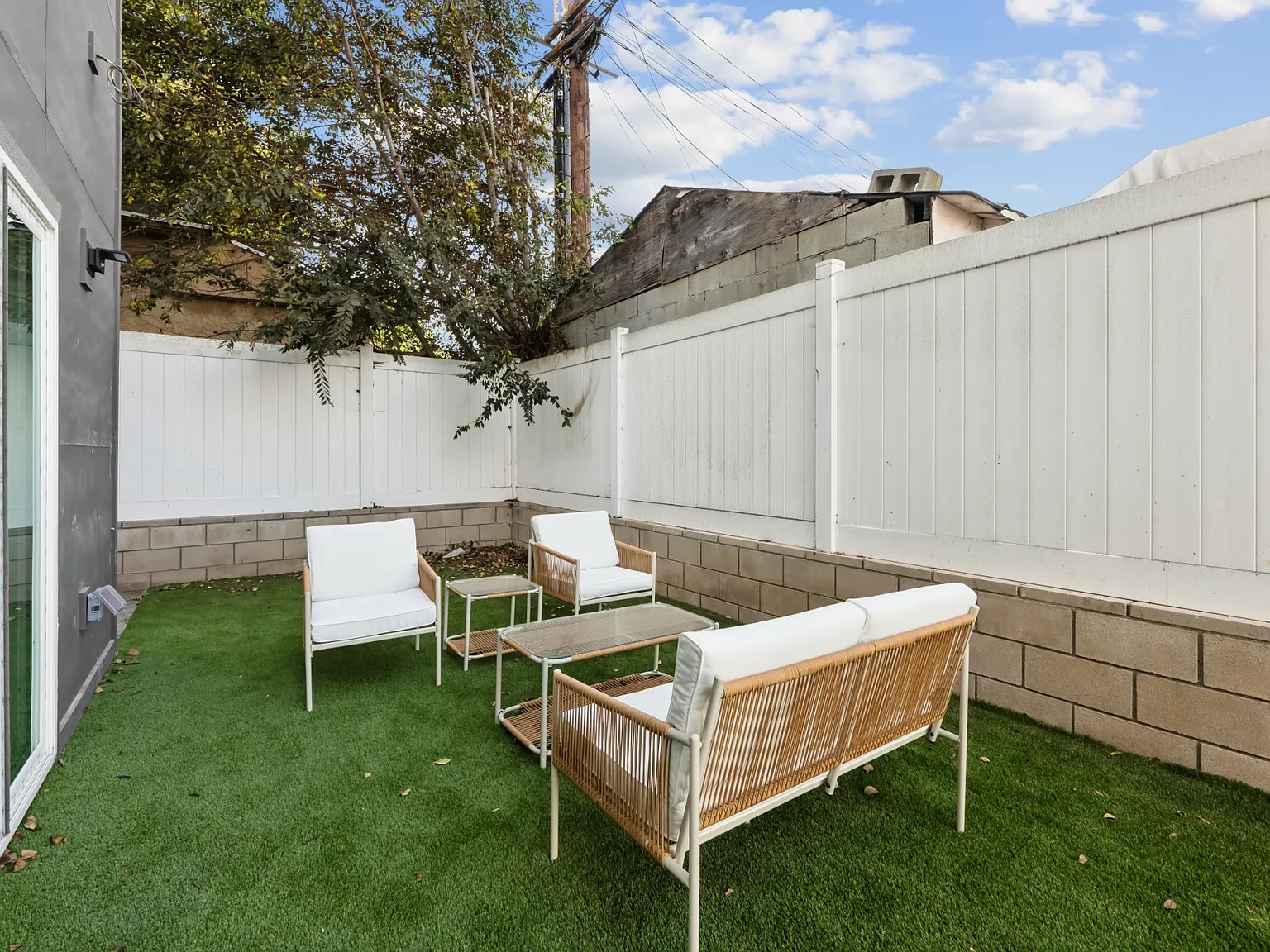 1299 W 36th Pl — Photo 4
