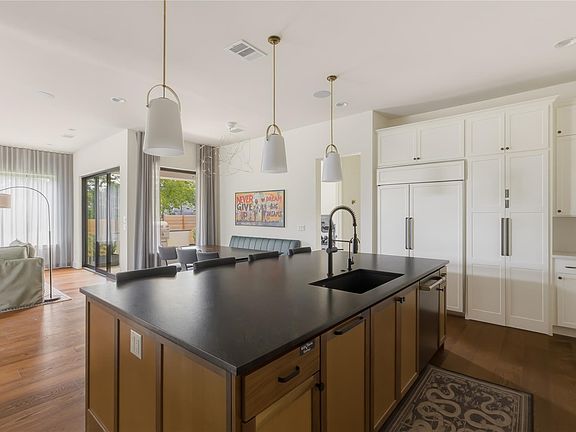 3rd image of 705 W 10th St