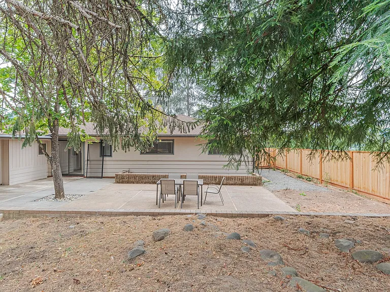 1430 NE Sherman Ln — Photo 29