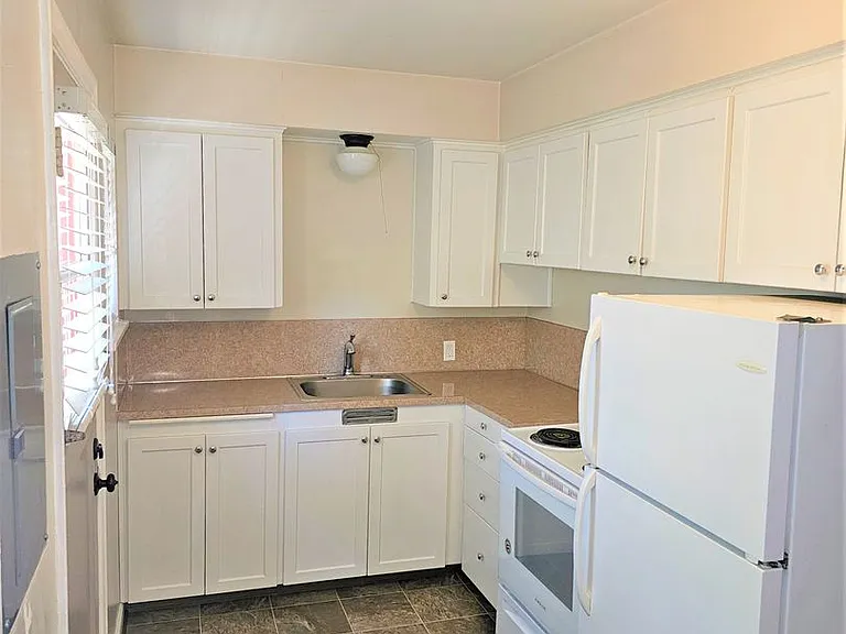 Lovely 1 Bed, 1 Bath at Irving Court Apartments — Photo 10