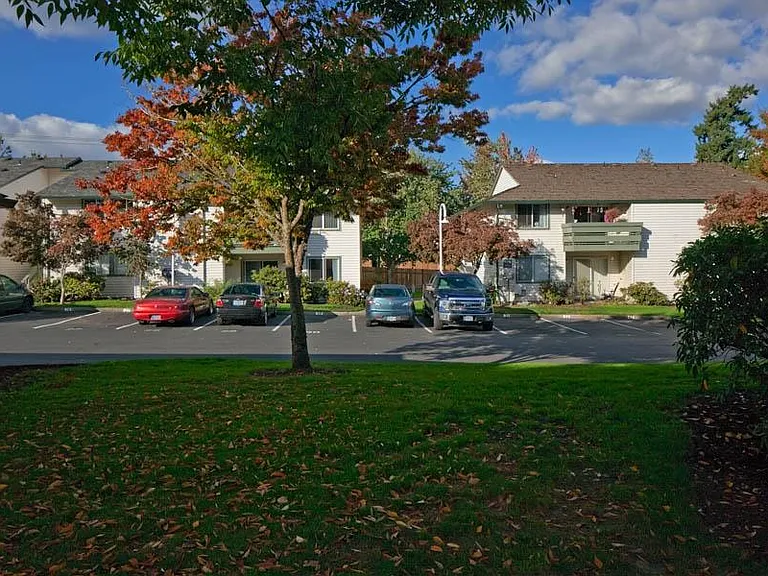 Amber Court Apartments — Photo 34