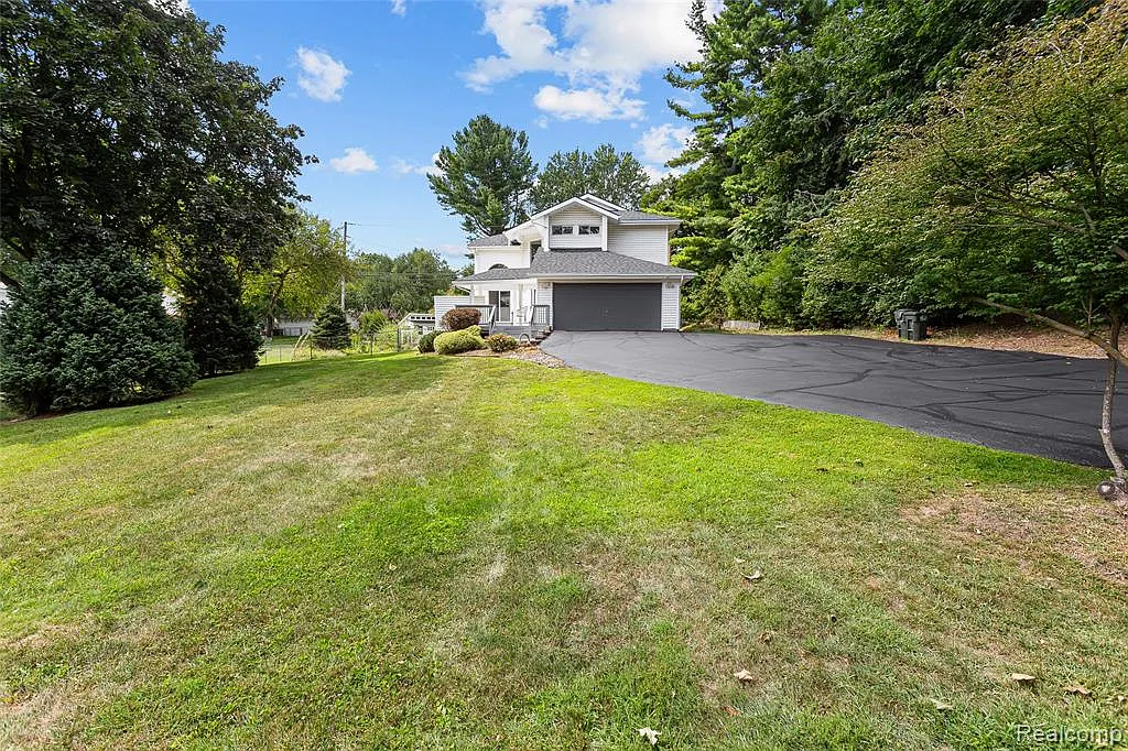 3 bed, 3.0 bath, 2566 sqft, $4,650 — Photo 1
