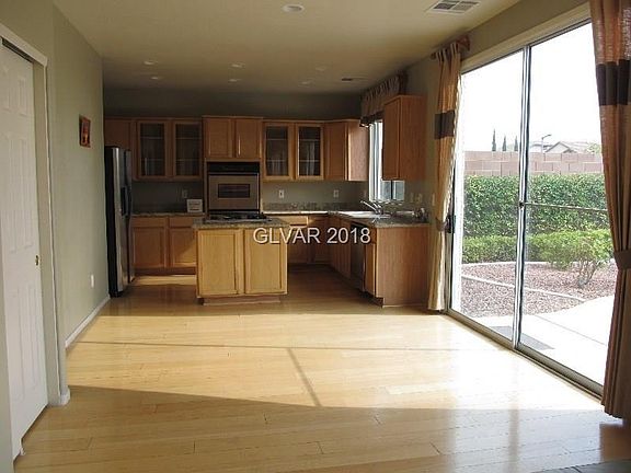 5th image of 556 El Loro St