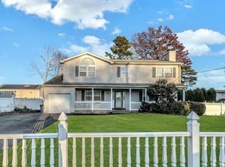135 N 26th St, Wheatley Heights, NY 11798