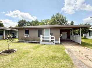 119 Oak Dr, Lake Jackson, TX 77566