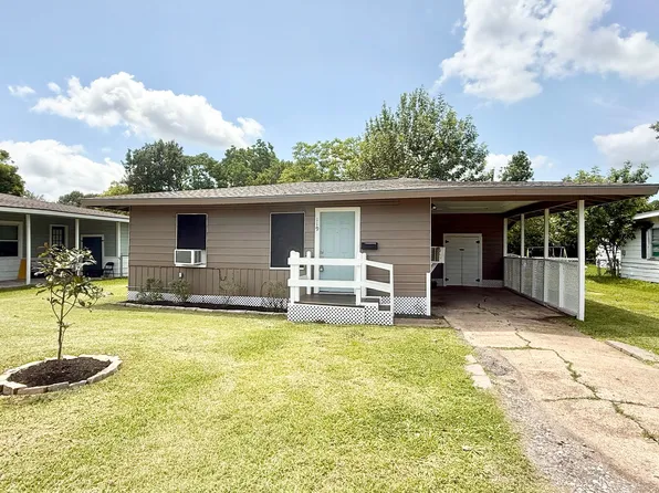 119 Oak Dr, Lake Jackson, TX 77566