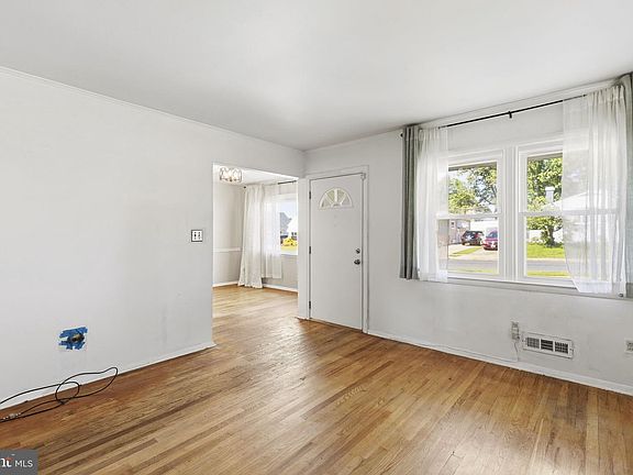 3rd image of 3215 Woodside Ave