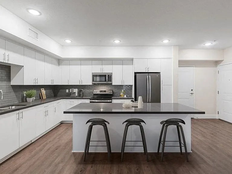 Vernola Marketplace Luxury Apartments — Photo 7