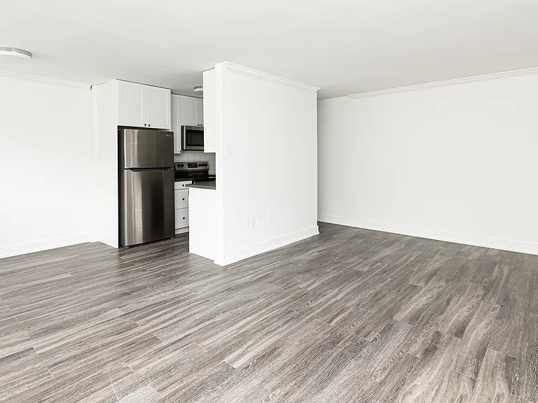 135 Connaught Ave — Photo 4