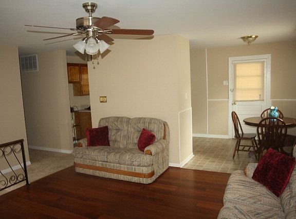 4th image of 906 Ainsley St