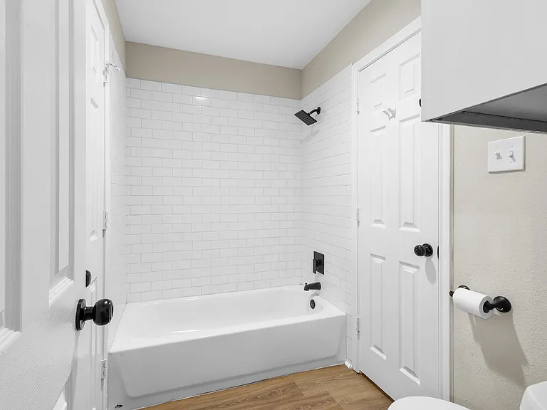 Connected bathroom to both bedrooms upstairs (Jack&Jill)