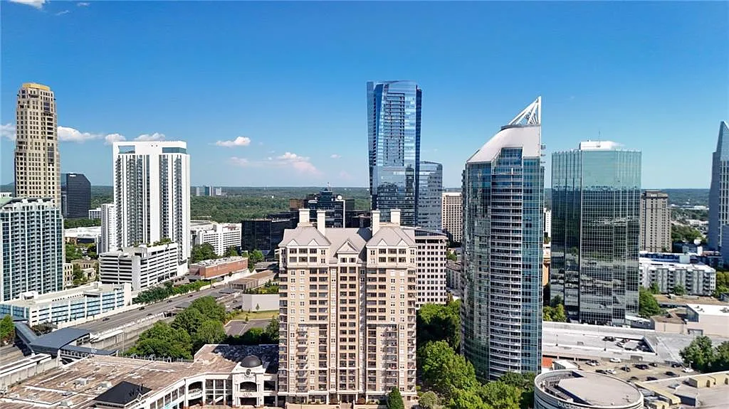 2 bed, 2.5 bath, 2580 sqft, $4,500 — Photo 1