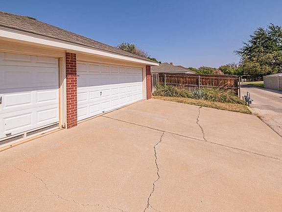 3rd image of 4605 Rosewood Dr