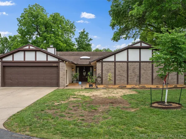 1555 Pecan Pl, Bartlesville, OK 74003