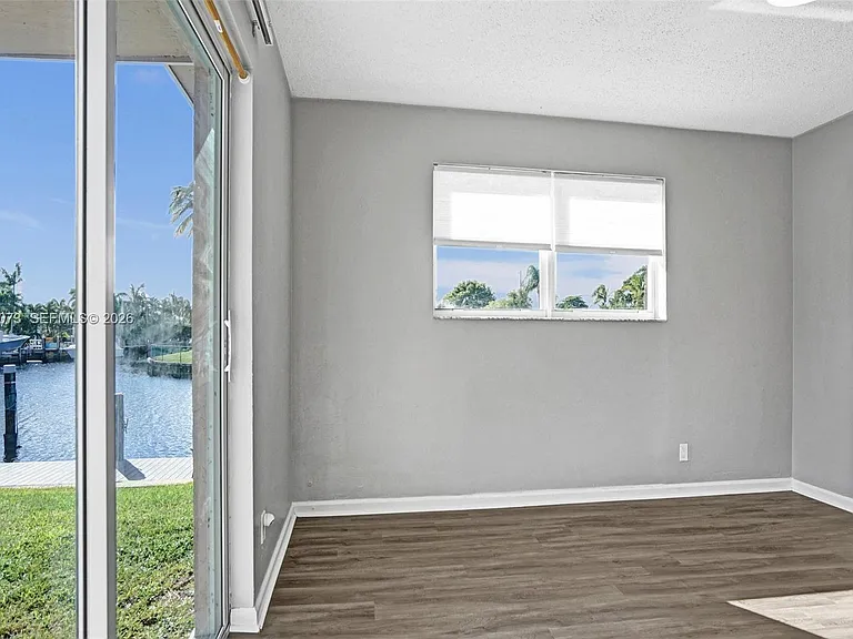 949 SE 10th Ct — Photo 26