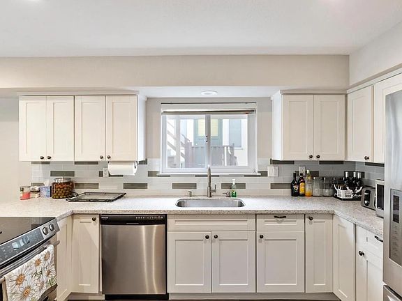 3rd image of 850 Edgehill Dr