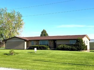 7101 28th Ave, Newhall, IA 52315