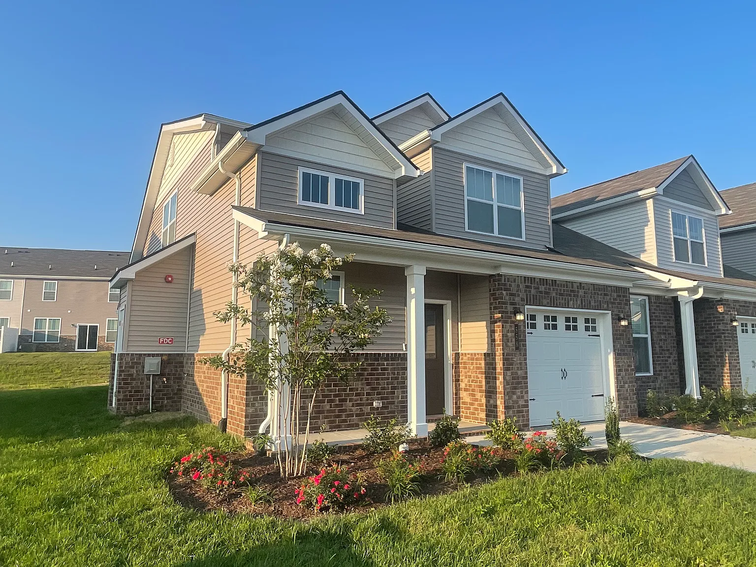 3 bed, 2.5 bath, 1729 sqft, $1,995 — Photo 2