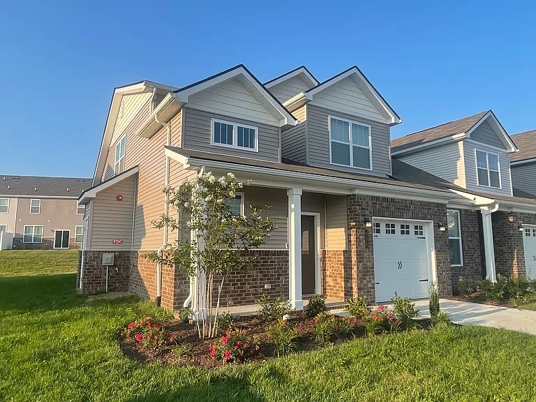 558 Trinity Way — Photo 2
