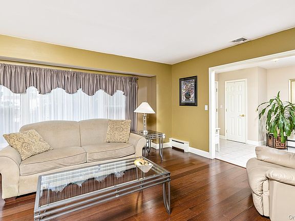 4th image of 19 Knoll Lane