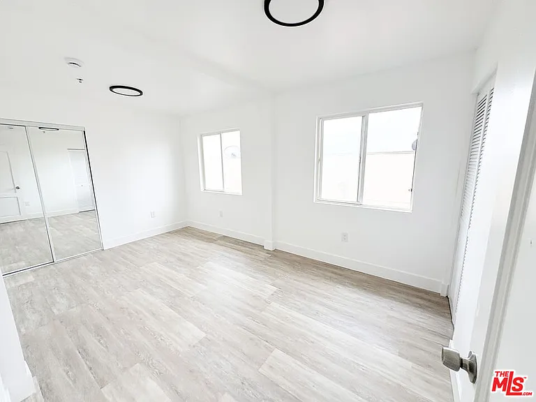 2637 S Manhattan Pl #8 — Photo 13