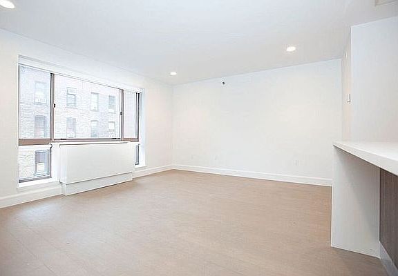 4th image of 311 W 50th St #5T