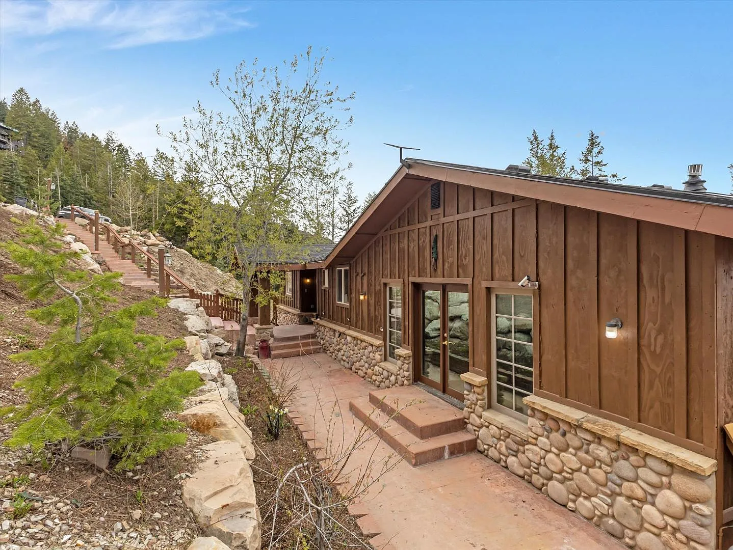 390 Matterhorn Dr — Photo 3