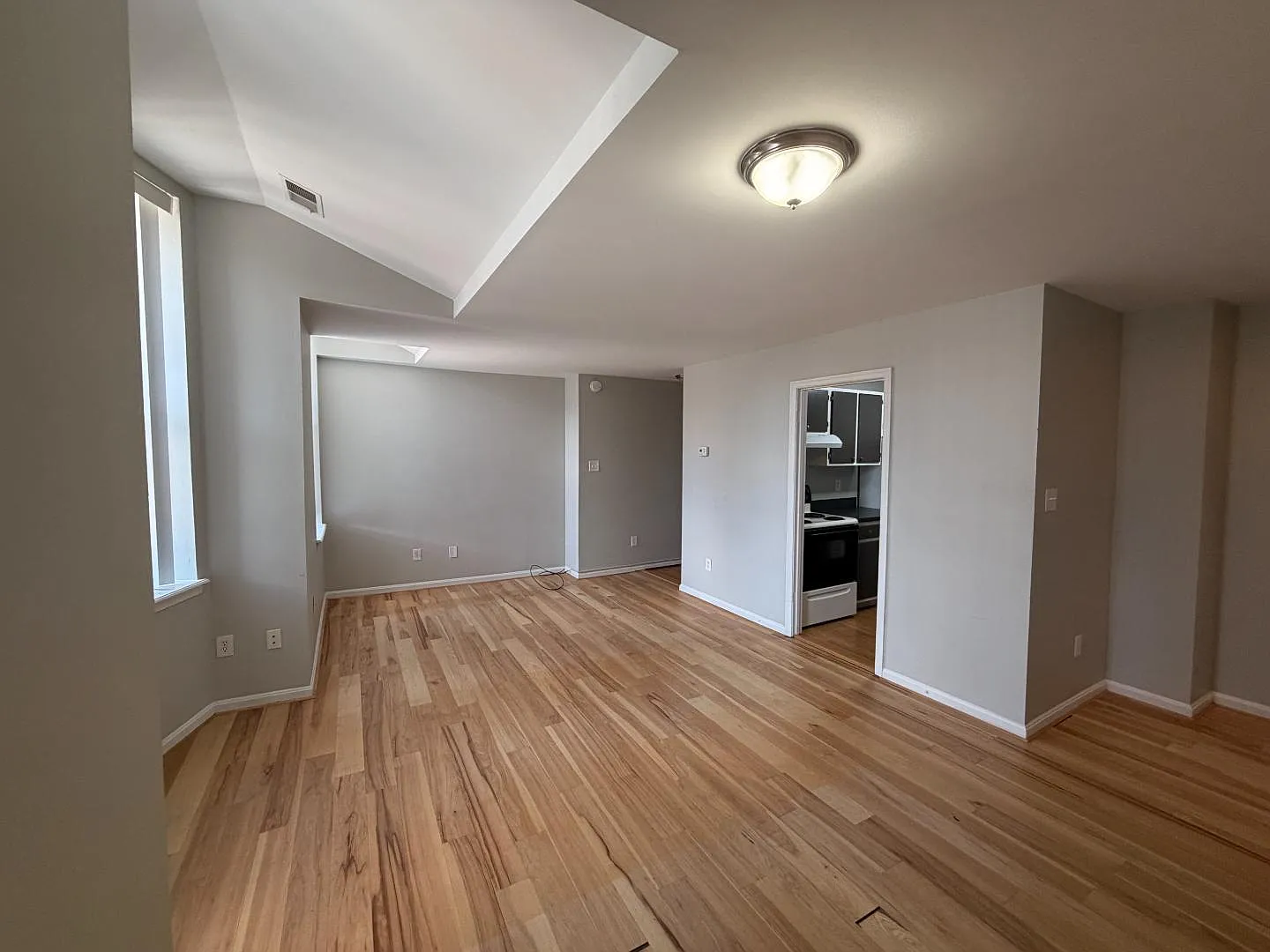 2028 Mount Royal Terrace — Photo 3