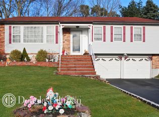 19 Commander Vic Ln, Nesconset, NY 11767