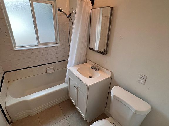 3rd image of 1284 N Van Ness Ave