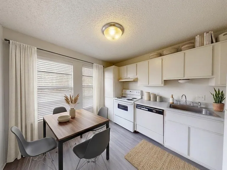 Stadium View Apartments — Photo 15