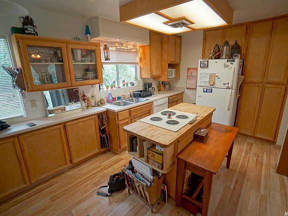 2nd image of 982 Crescent St