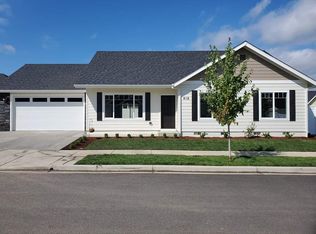 902 SW Blackberry Ln, Grants Pass, OR 97527