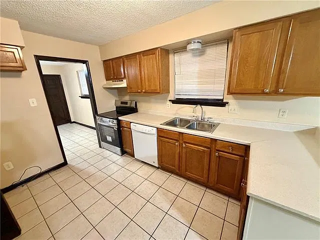 3 bed, 2.0 bath, 1400 sqft, $1,900 — Photo 3