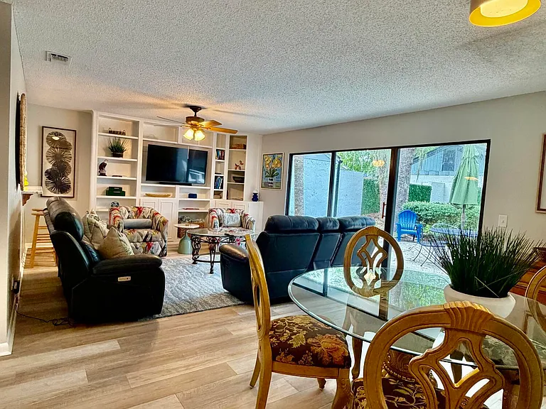 133 Bermuda Ct — Photo 4