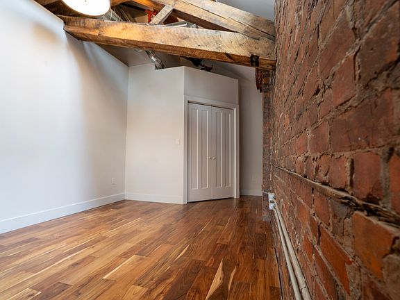 4th image of 402-85 King St E #402