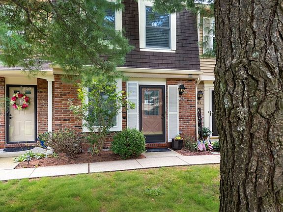 3rd image of 403 Scott Ln