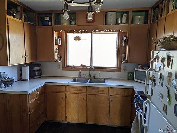 4th image of 16882 Martha St