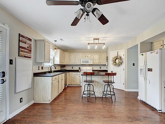 2nd image of 5905 Courtyard Cres