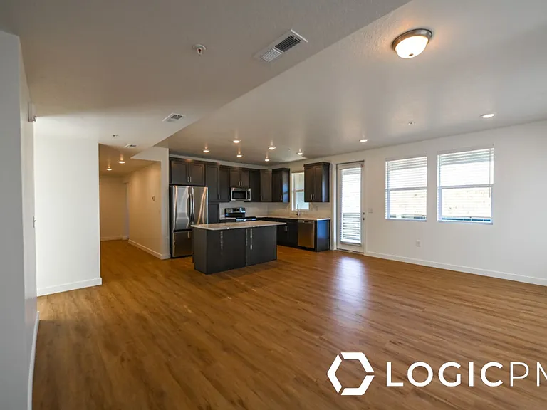 754 W Blue Magic Ln #201 — Photo 23