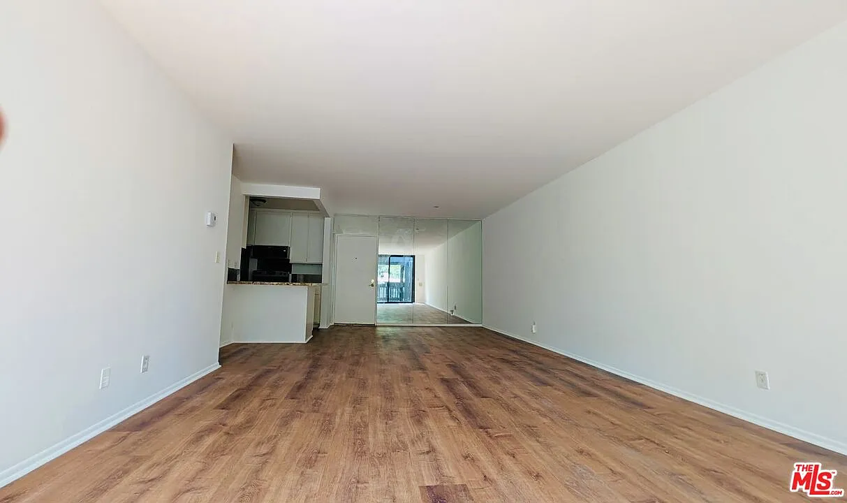 2 bed, 2.0 bath, 1048 sqft, $3,600 — Photo 4