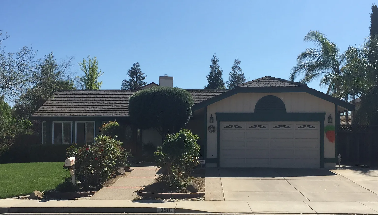350 Persimmon Dr photo 1
