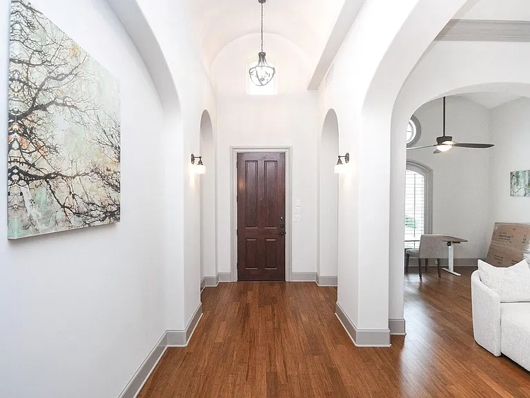 2702 Tudor Mnr — Photo 2
