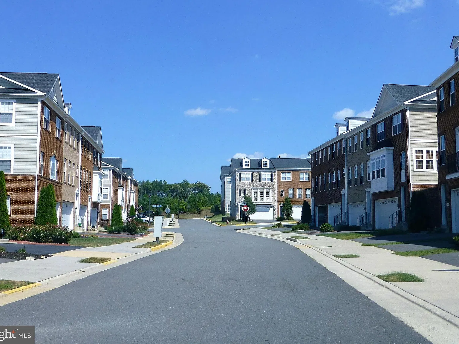 3 bed, 2270 sqft, $3,200 — Photo 2