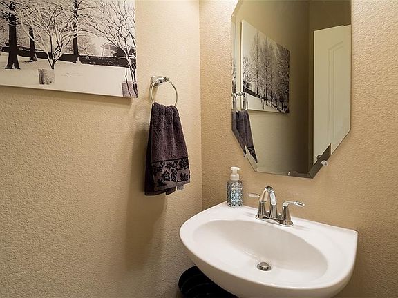 4th image of 1901 Willard Dr