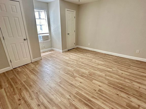 3rd image of 418 N Lancaster Ave APT 1