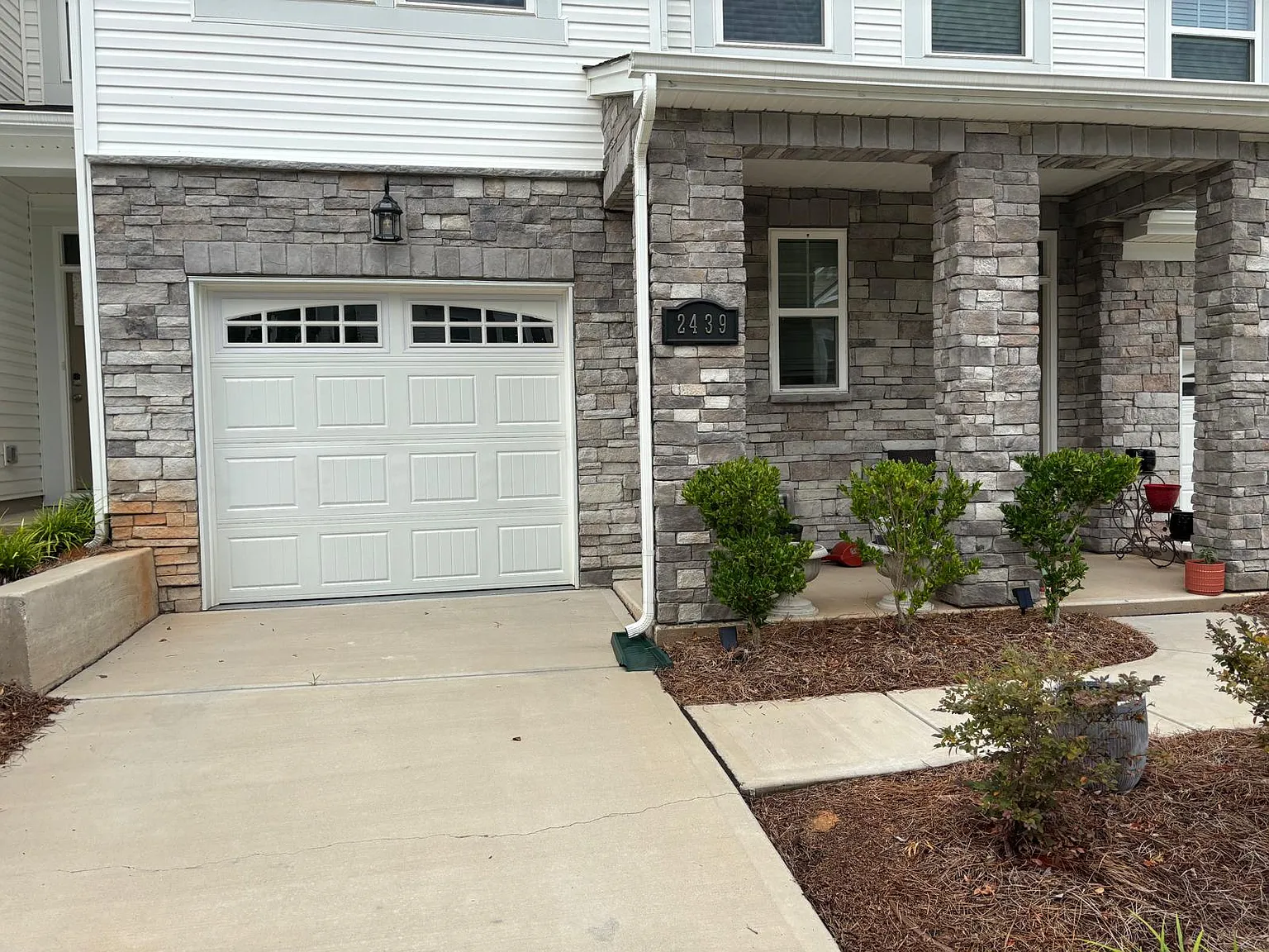 3 bed, 3.5 bath, 2077 sqft, $2,700 — Photo 3