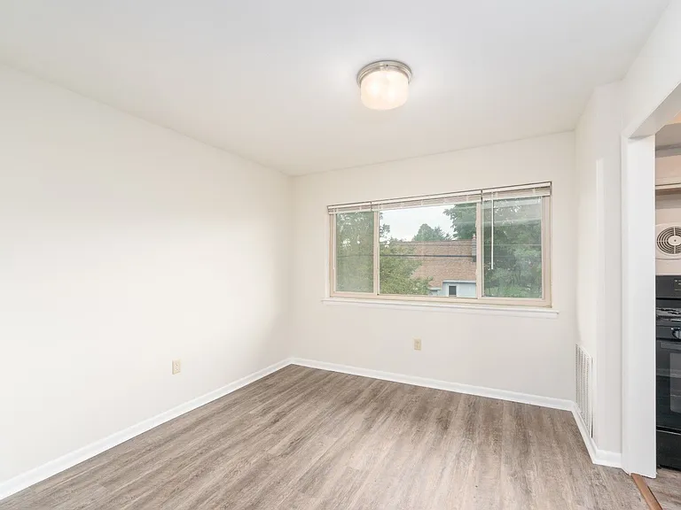 Brooke Court Apartments — Photo 7